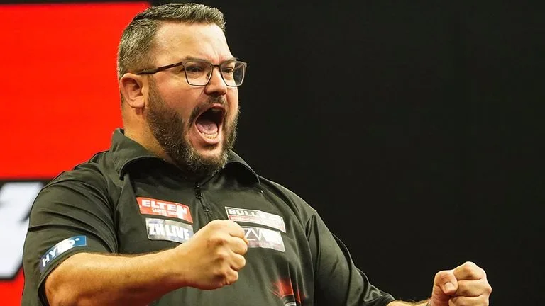Cristo Reyes fired a nine-darter during his victory over Damon Heta